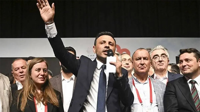 CHP İstanbul İl Kongresi mahkemenin durdurma talebine karşın yapılıyor; Özgür Çelik kürsüde: Bir tarafta kayyımlar var, bir tarafta delegelerin iradesiyle seçilmişler var!