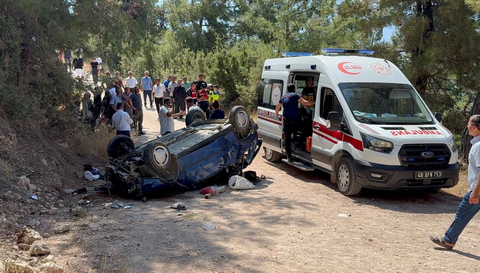Düğün yemeğine giderken 30 metrelik şarampolden uçtular