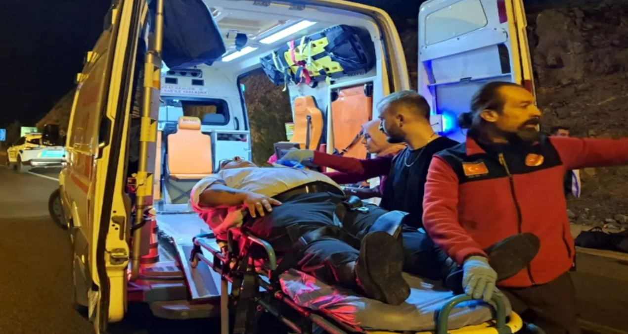 Havalimanına giden otobüs devrildi, 5 kişi yaralandı