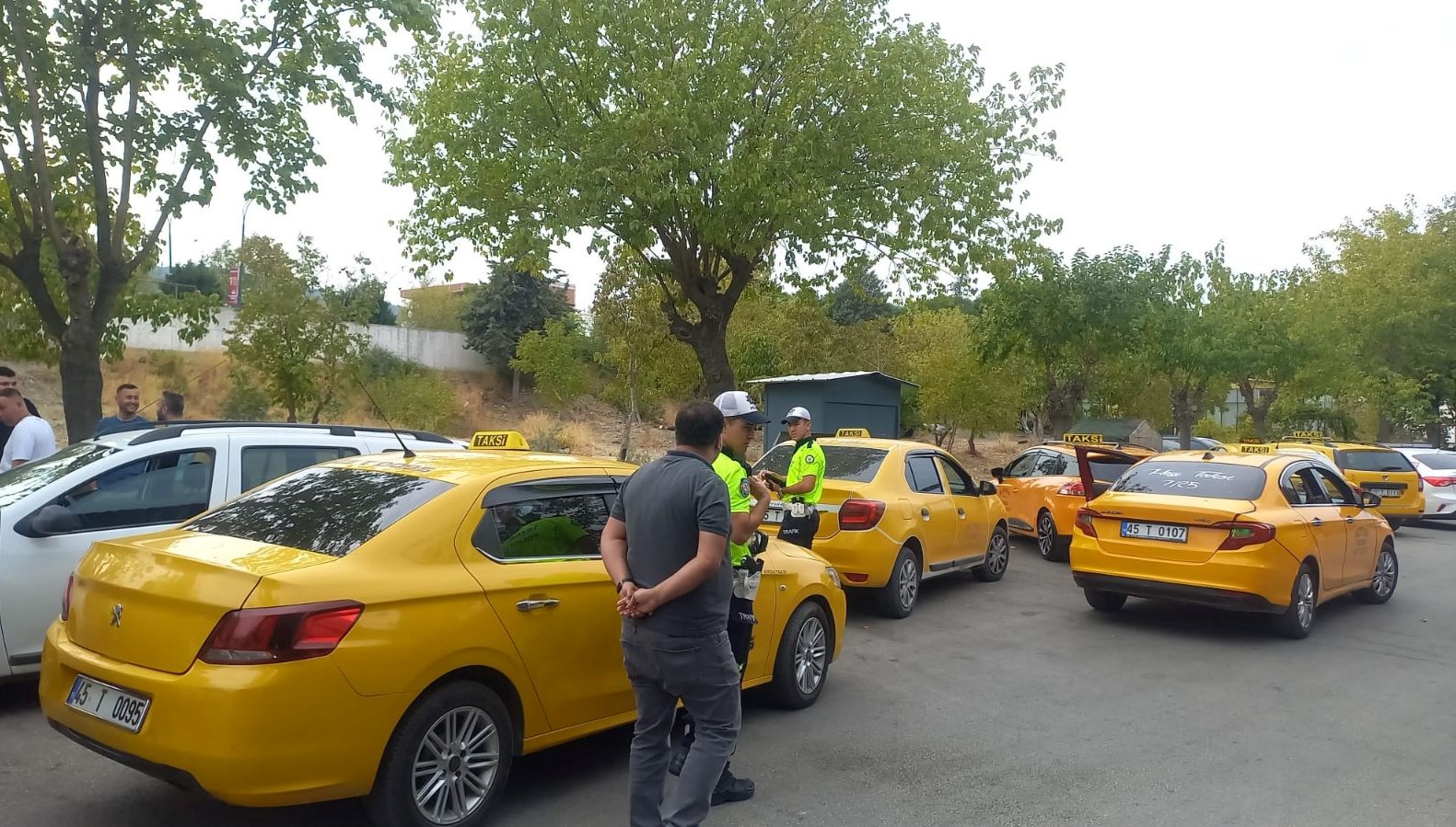 Korsan taksiciyi gerçek taksiciler yakalattı