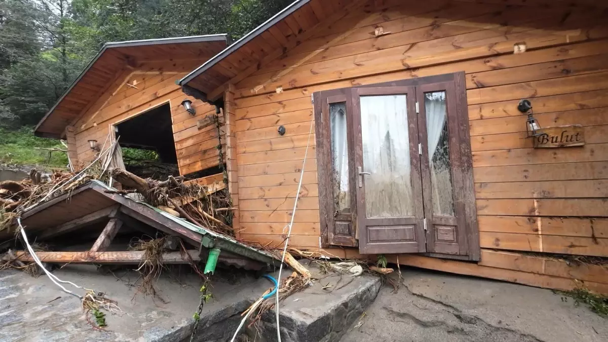 Sel Felaketi: İş Makineleri Devrildi, Bungalovlar Yıkıldı