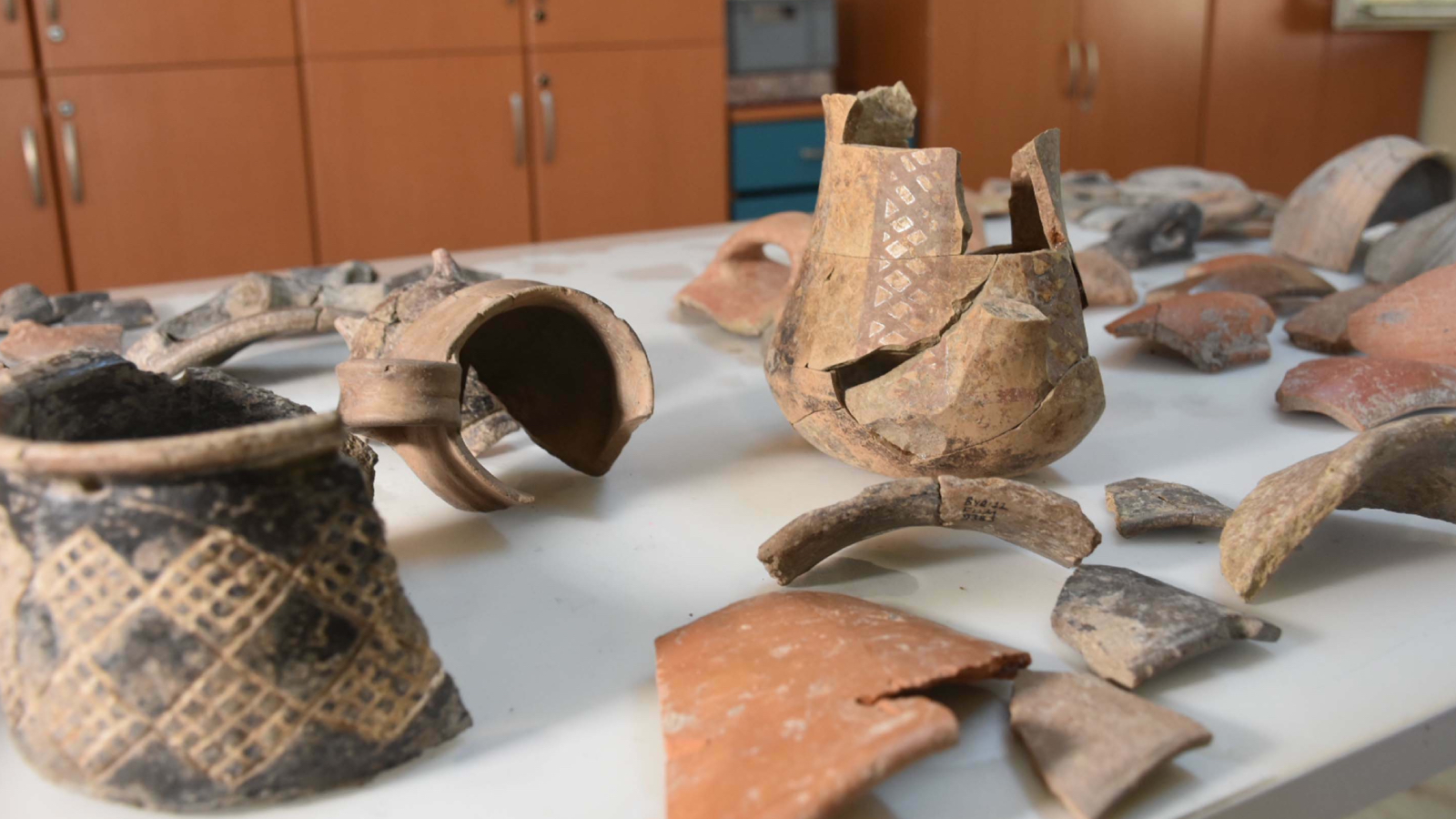 Smyrna Höyüğü’nde tarihe ışık tutuldu: 5 bin yıl önceki ticari ilişkiyi gösteren seramikler bulundu