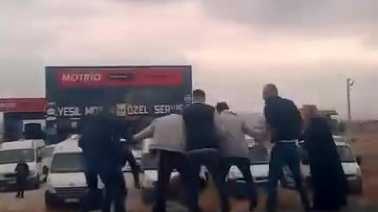 Aksaray’da polis cenazesi konvoyuna saldırı: 4 yaralı