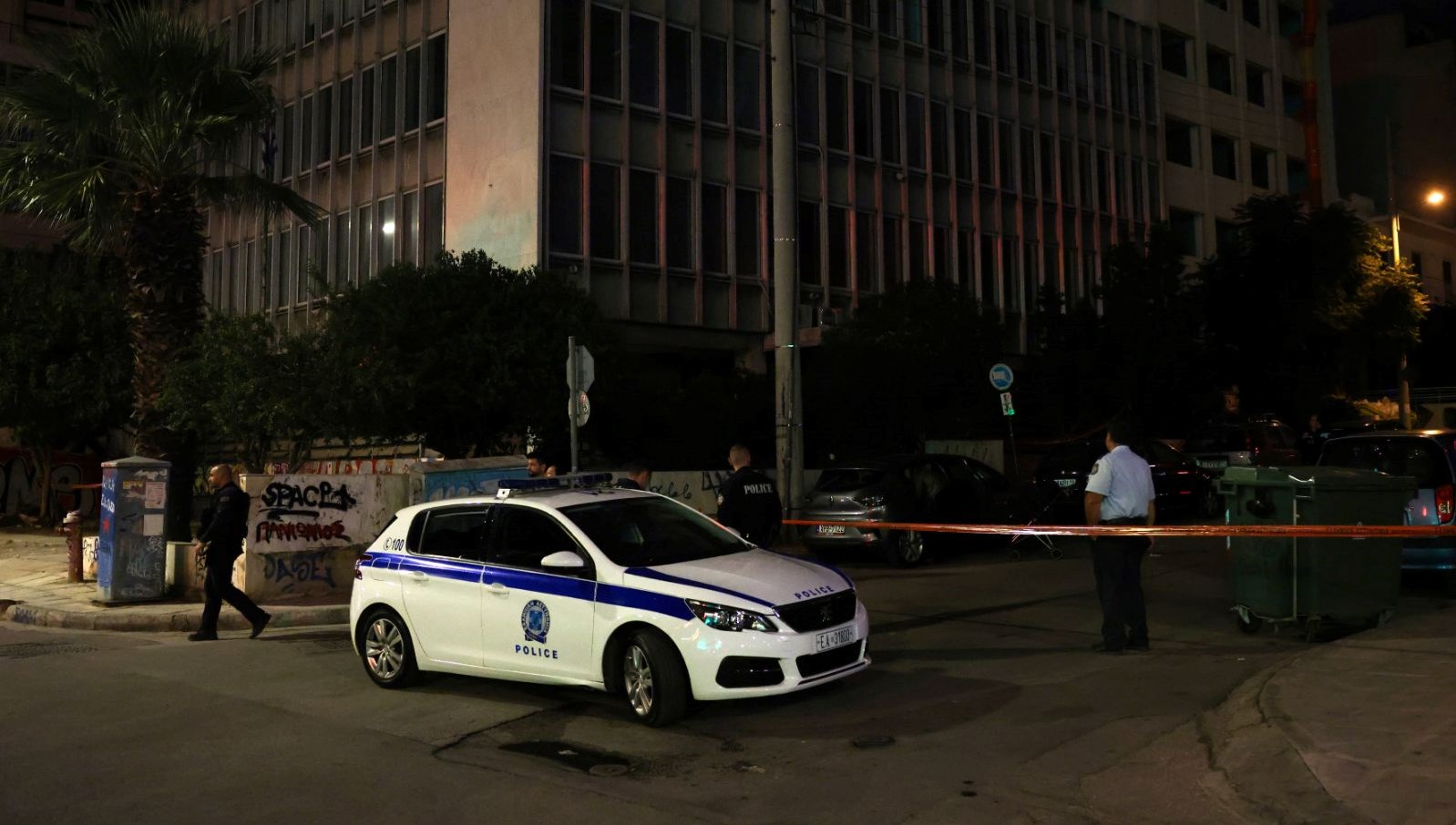 Atina’da bakanlık binasına piknik tüplü saldırı