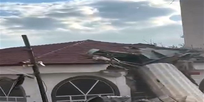 Başkent’te fırtına minareyi yıktı: Cemaat ölümden döndü