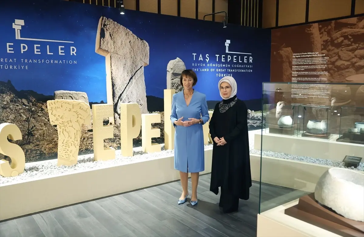 Emine Erdoğan, Almanya Başbakanı Merz’in eşiyle Millet Kütüphanesi’ni ziyaret etti