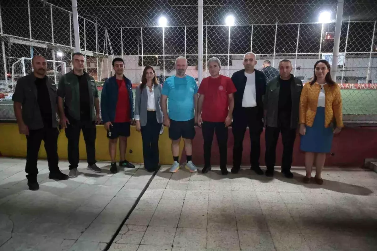 İzmir’de Gençler ve Protokol Arasında Dostluk Maçı