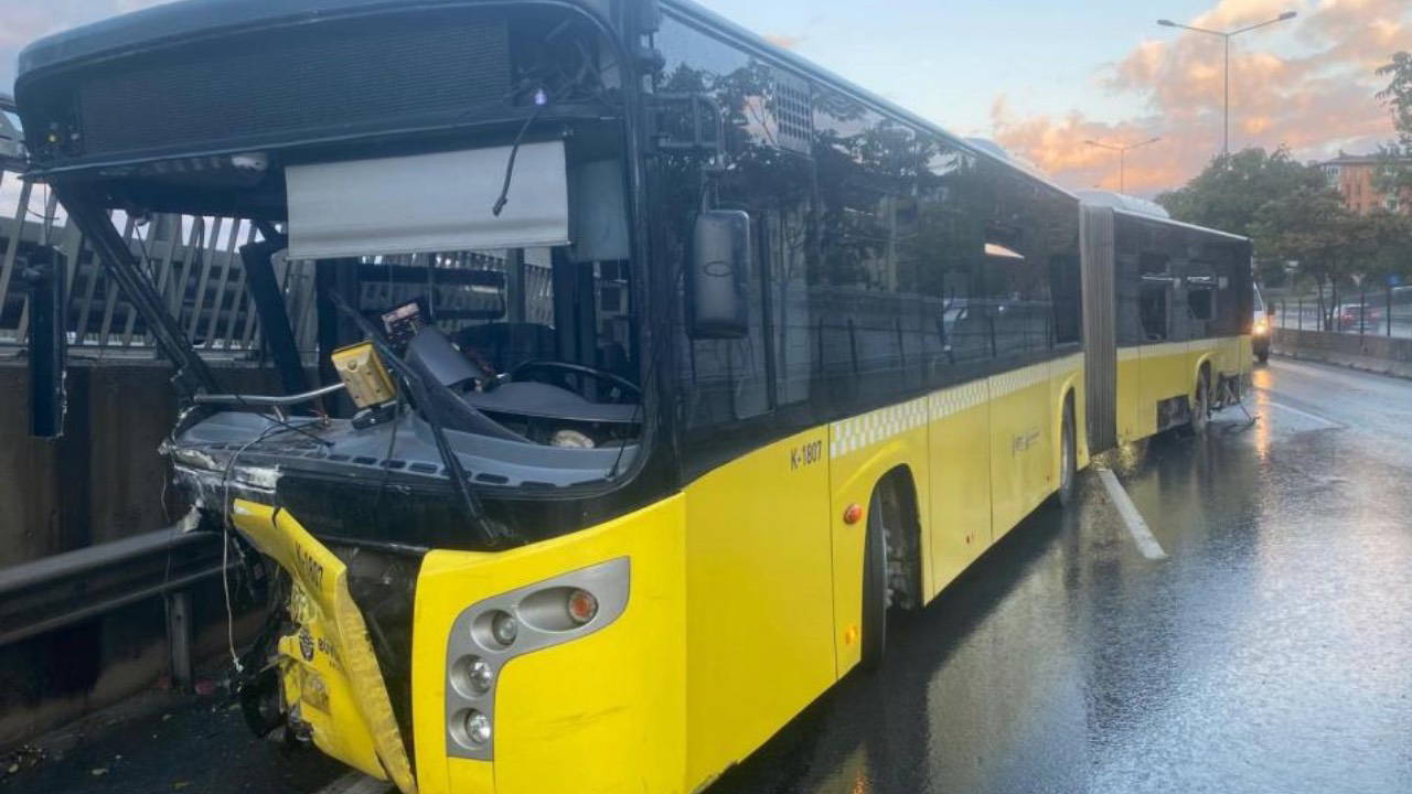 Kadıköy’de İETT otobüsü bariyerlere saplandı: 2 yaralı