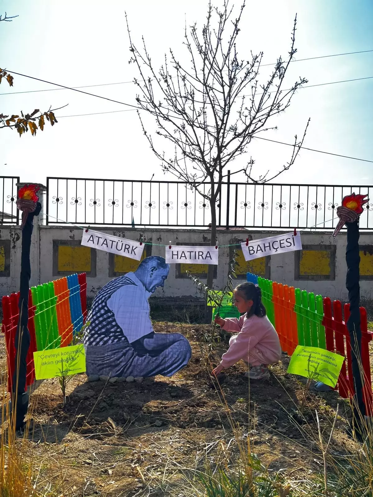 8200 Okulda Atatürk İçin Fidan Dikimi Etkinliği