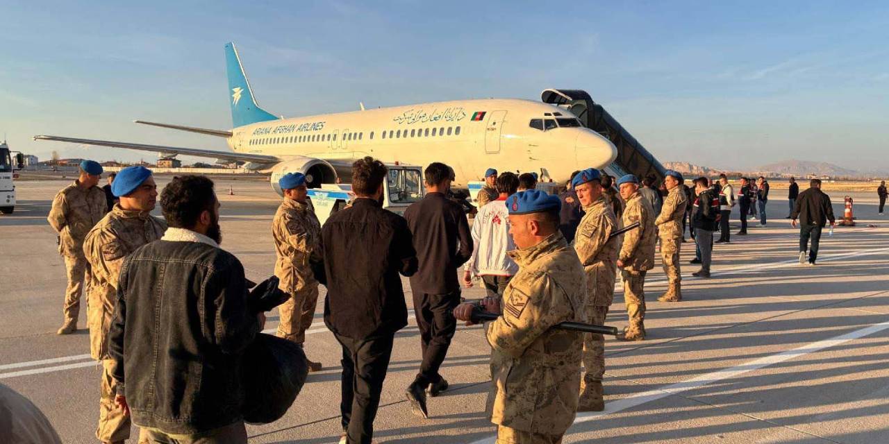 Afganistan uyruklu 300 düzensiz göçmen sınır dışı edildi