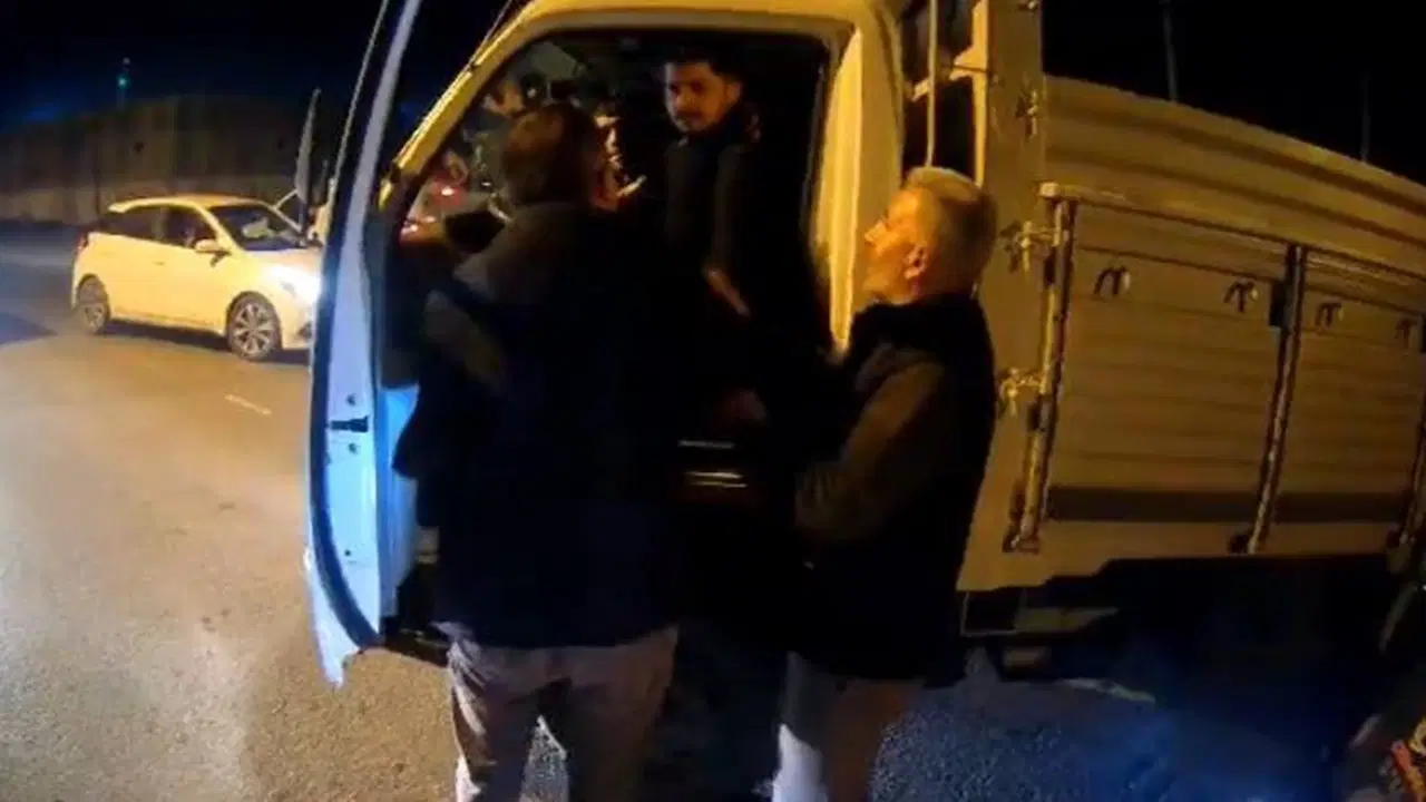 ‘Canım sıkkın’ diyen kamyonet şoförü, motosikletliyi darbetti