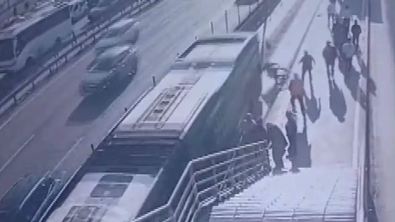 Cevizlibağ’da metrobüsün çarptığı engelli yolcu yaşamını yitirdi!