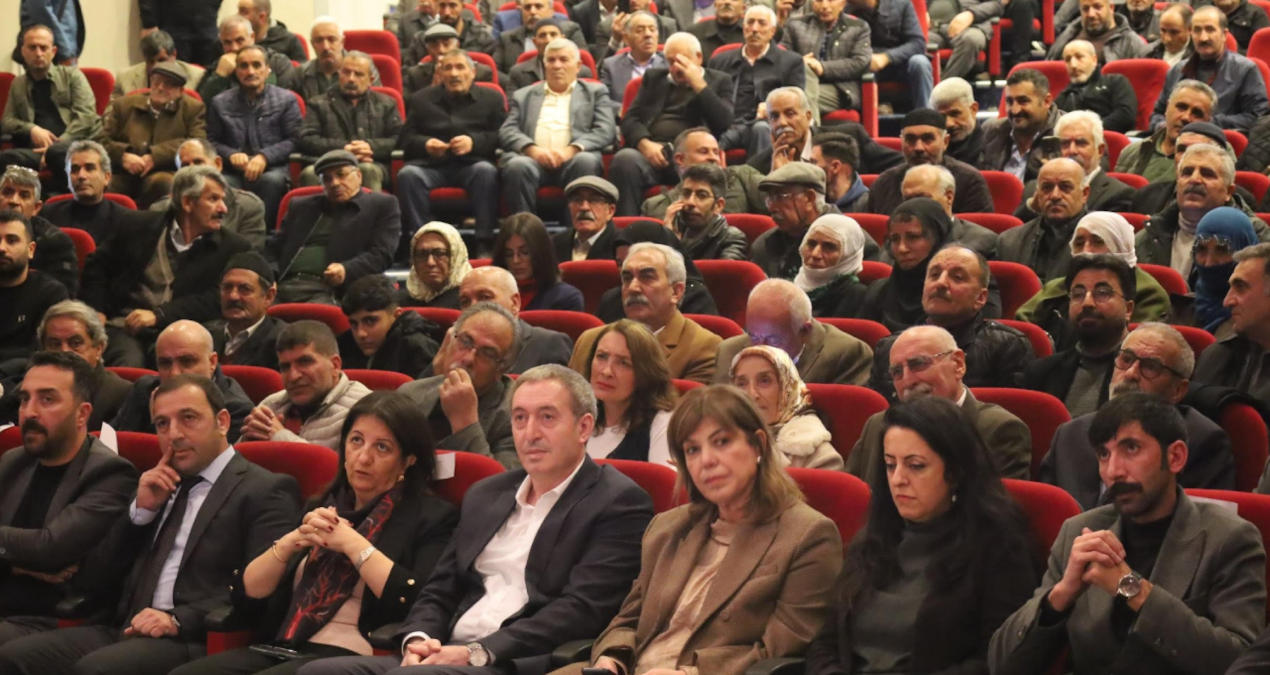 DEM’in toplantısında saygı duruşu ve İstiklal Marşı krizi