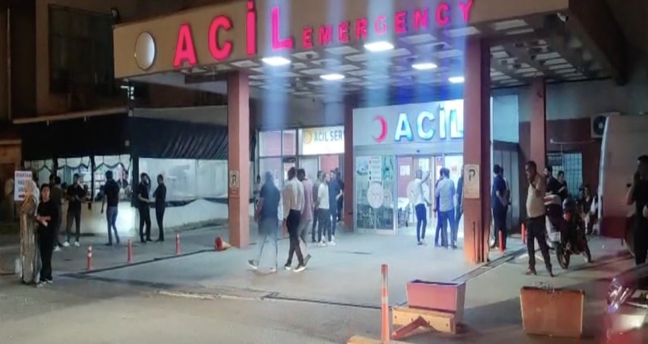 Evinde tartıştığı arkadaşını baltayla öldürdü