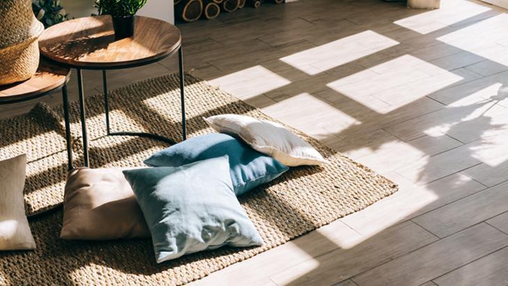 Jüt halıları böyle temizleyin! Nemliyken formu bozuluyor, haftada 3 yapmanız yeterli