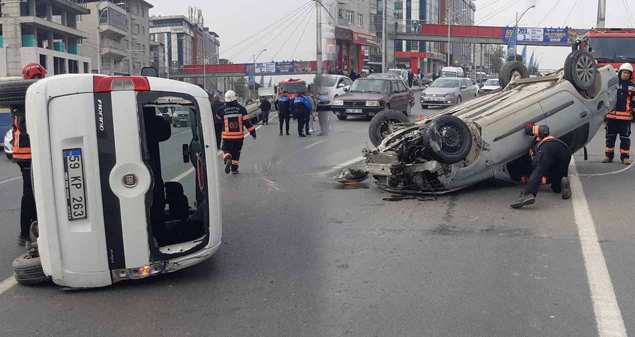 2 otomobil çarpıştı, ters dönen otomobilde 3 yaralı