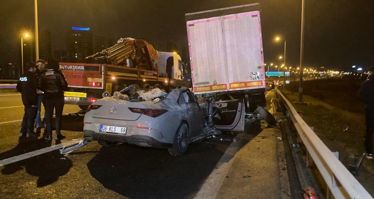 Ankara’da otomobil TIR’a çarptı: 2 ölü, 1 ağır yaralı