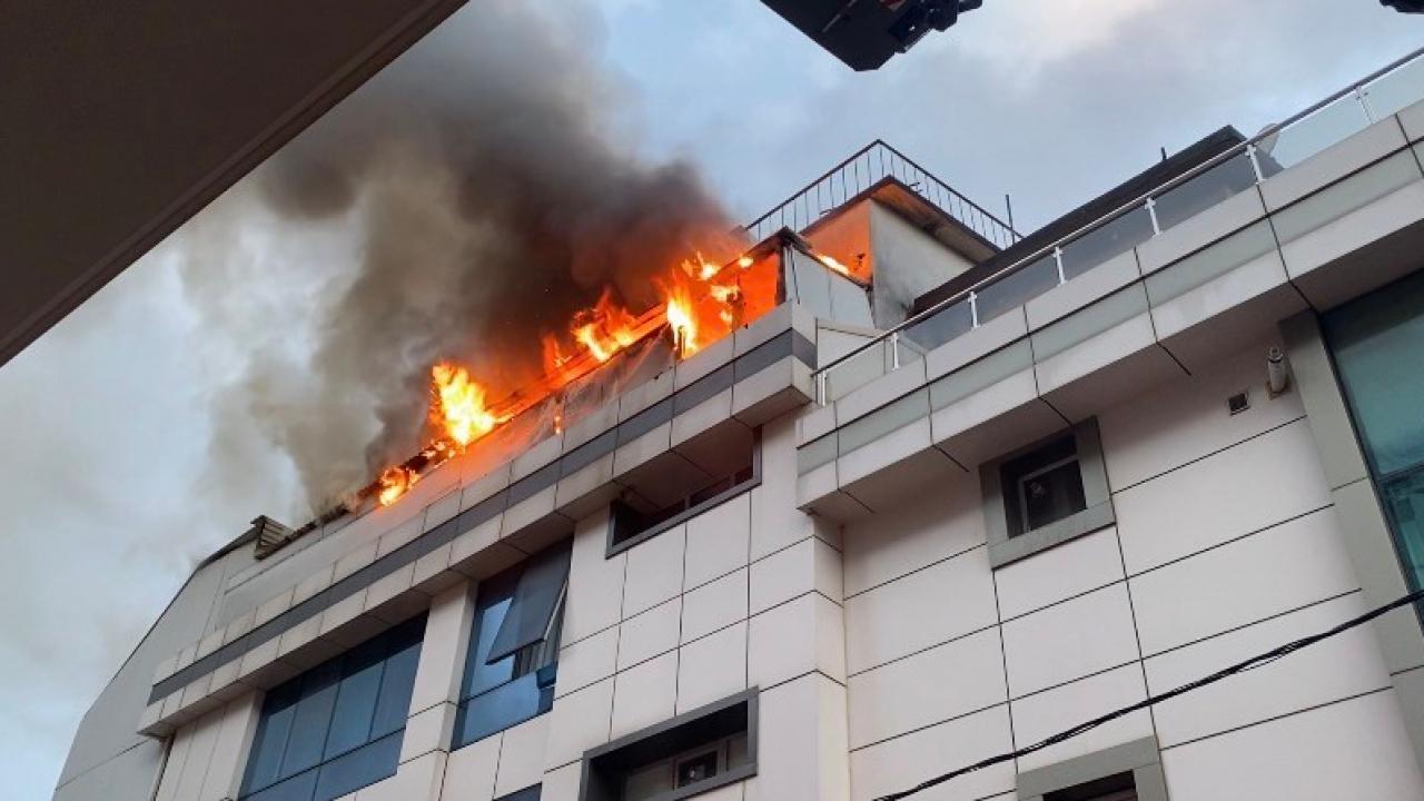 Ataşehir’de otel yangını! Çatı katı alevlere teslim oldu