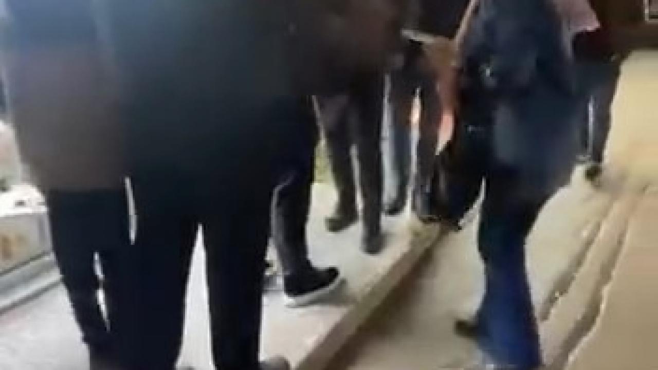 Bursa’da telefoncu dükkanında kavga: Çevre esnafı araya girdi