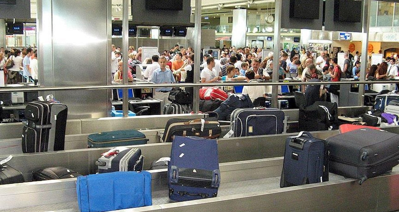 Dev havalimanının bagaj sistemi çöktü! Binlerce valiz teslim edilemedi