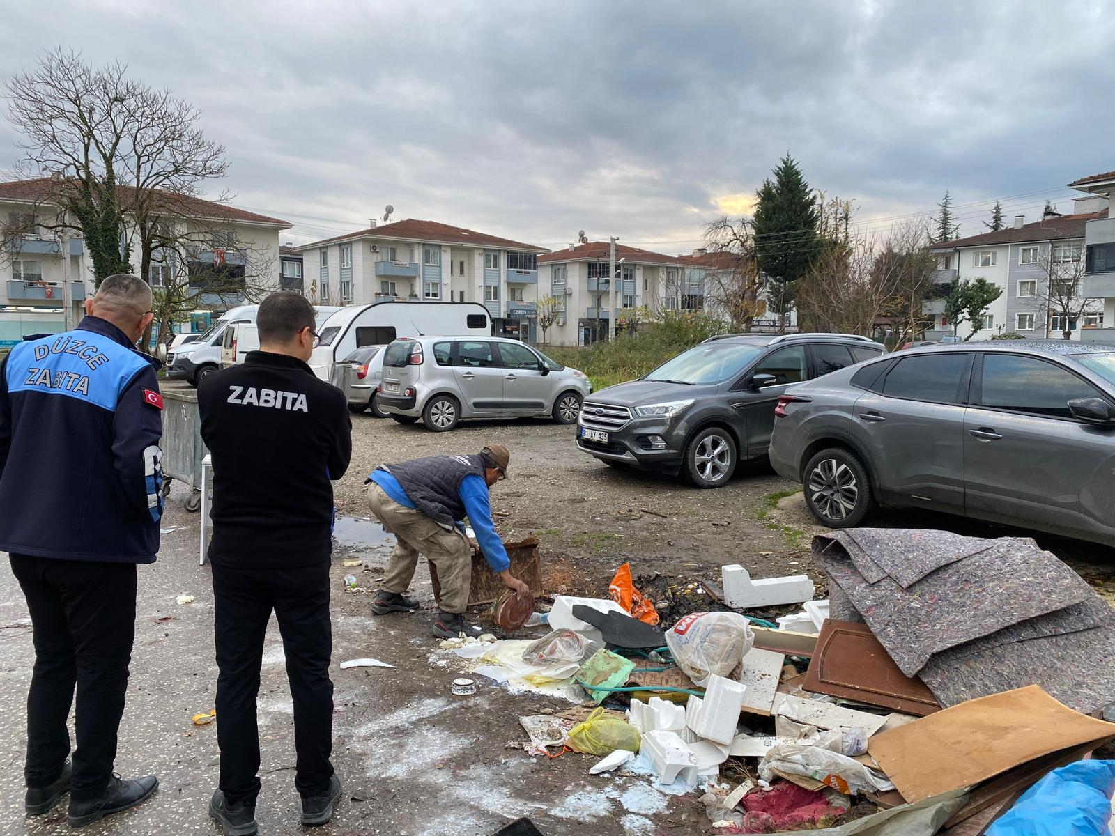 Hem ceza yedi, hem kirlettiği alanı temizledi