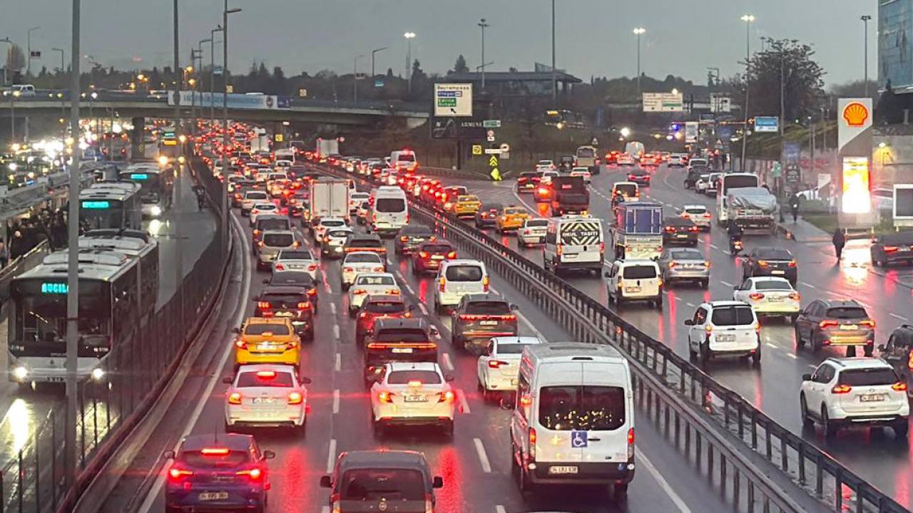 İstanbul’da sabah çilesi! Trafik yoğunluğu yüzde 85’e çıktı