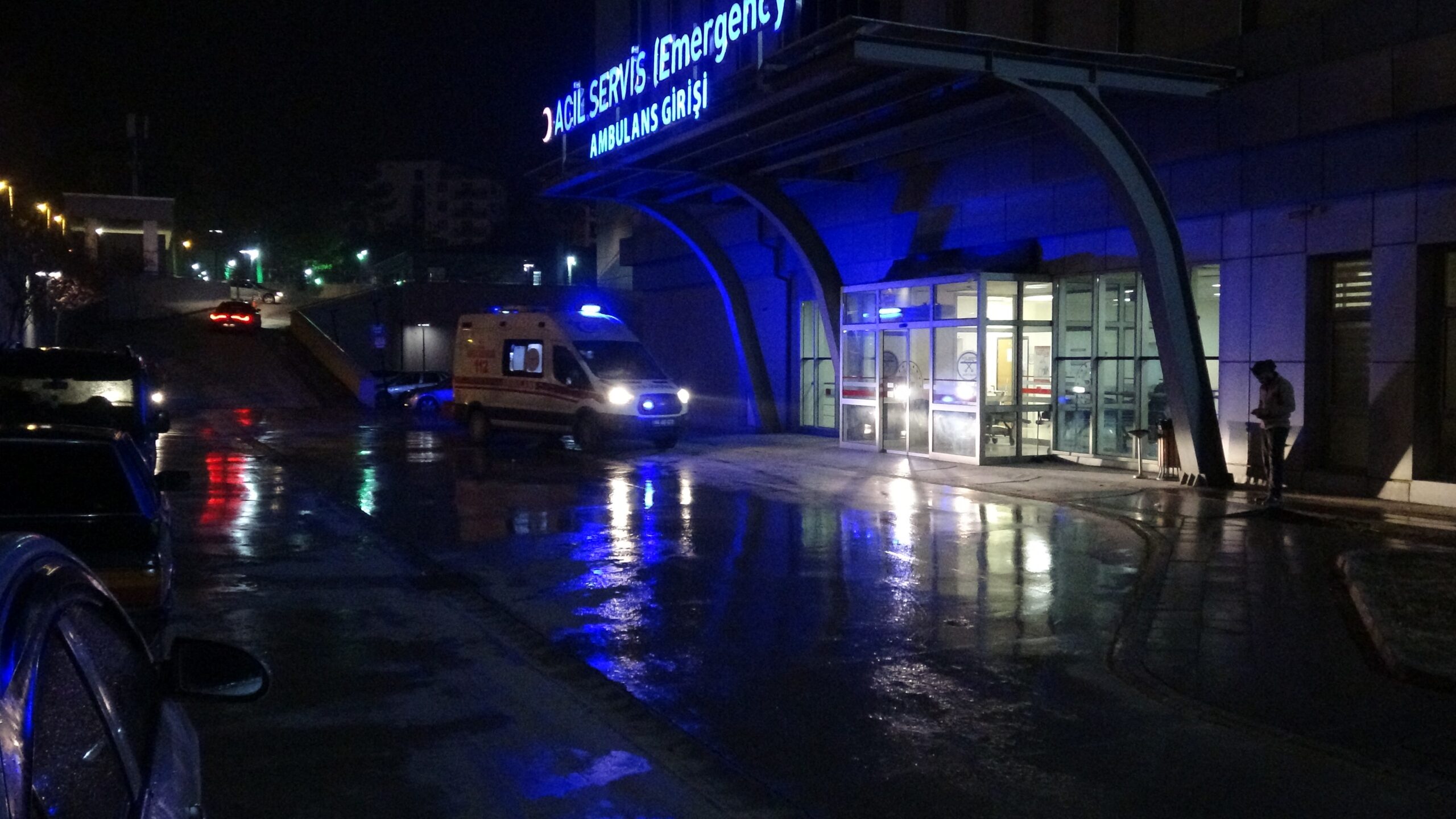 Silahla vurup aracına aldı, yol kenarına attı