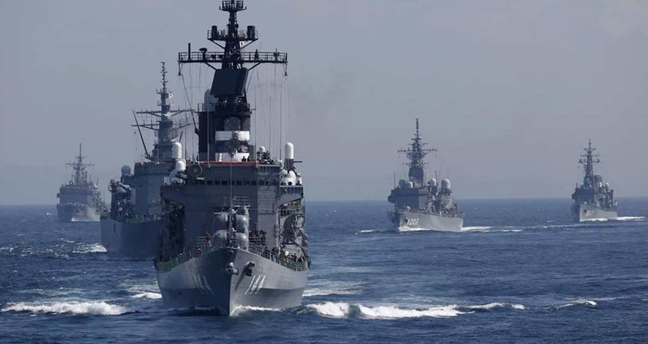 Tahrik etmek için savaş gemilerini denize indirdi! Ülkenin etrafında dört dönüyor