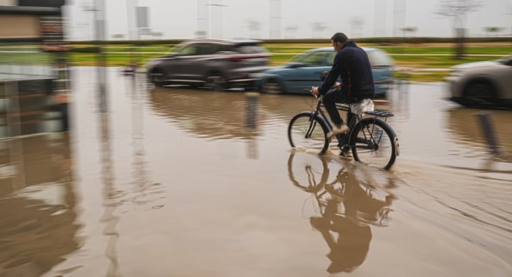 İzmir’de sağanak yağış hayatı durma noktasına getirdi – Diken