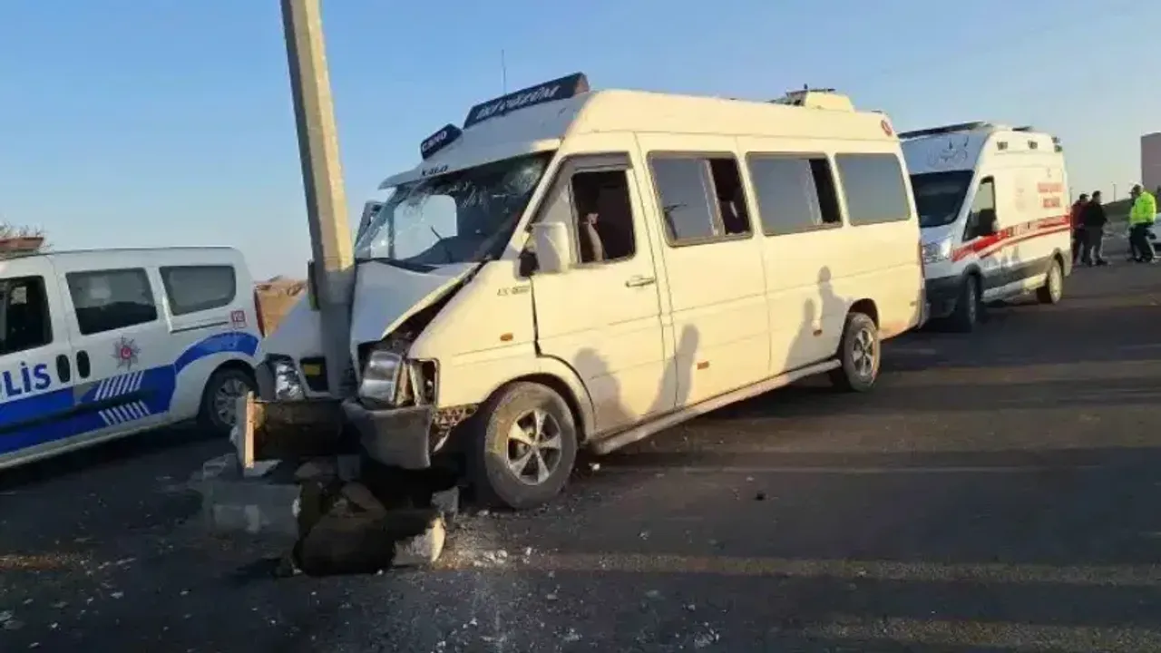 Tarım işçilerini taşıyan minibüs direğe çarptı: 15 yaralı