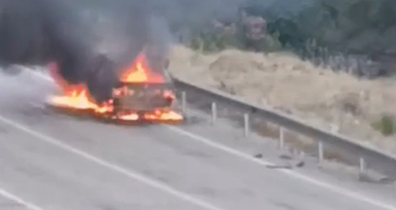 Seyir halindeki otomobil alev alev yandı