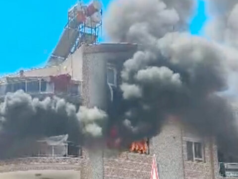Antalyada alevler 3ncu kati sardi biri bebek 5 kisiyi itfaiye ekipleri kurtardi Br2zxOL5
